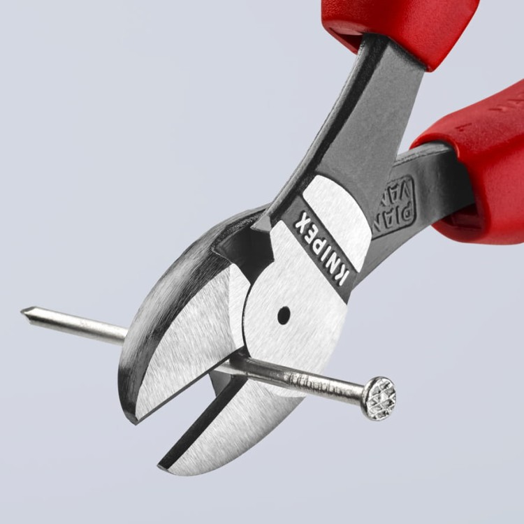 Szczypce tnące boczne (obcinaczki) wzmocnione, rękojeści dwukomponentowe Knipex 74 02 / 74 05 - podczas pracy 4