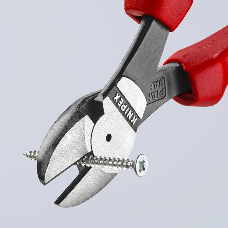 Szczypce tnące boczne (obcinaczki) wzmocnione, rękojeści dwukomponentowe Knipex 74 02 / 74 05 - podczas pracy 3