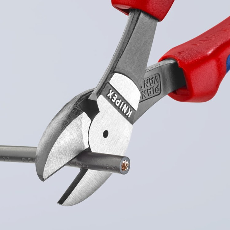 Szczypce tnące boczne (obcinaczki) wzmocnione, rękojeści dwukomponentowe Knipex 74 02 / 74 05 - w użyciu 4