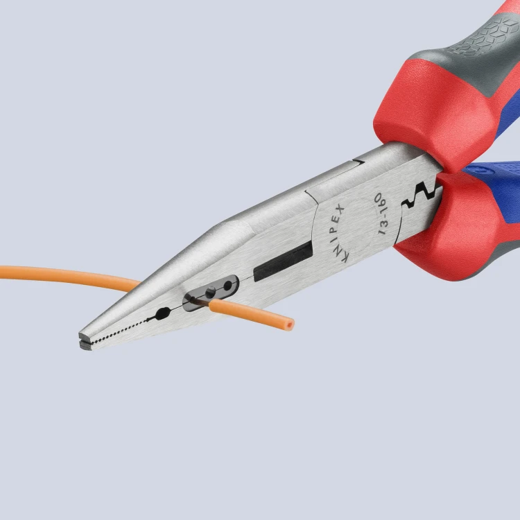 Szczypce wydłużone dla elektryków "4 w 1", rękojeści dwukomponentowe Knipex 13 02 160 - w użyciu 1