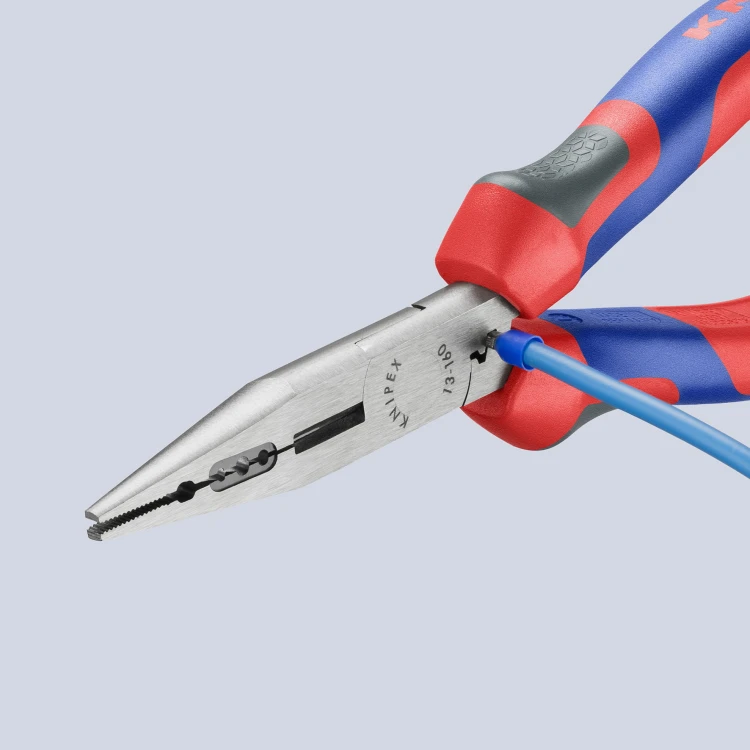 Szczypce wydłużone dla elektryków "4 w 1", rękojeści dwukomponentowe Knipex 13 02 160 - w użyciu 3