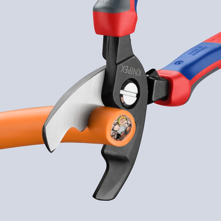 Nożyce do cięcia kabli i przewodów, rękojeści dwukomponentowe Knipex 95 12 200 - w użyciu 1