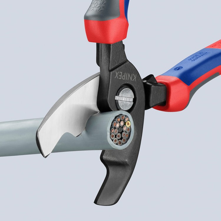 Nożyce do cięcia kabli i przewodów, rękojeści dwukomponentowe Knipex 95 12 200 - podczas pracy 2