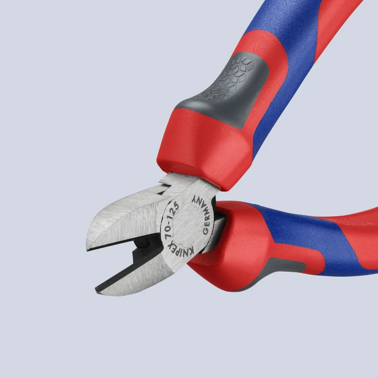 Szczypce tnące boczne do tworzywa, rękojeści dwukomponentowe Knipex 72 02 - w użyciu 3