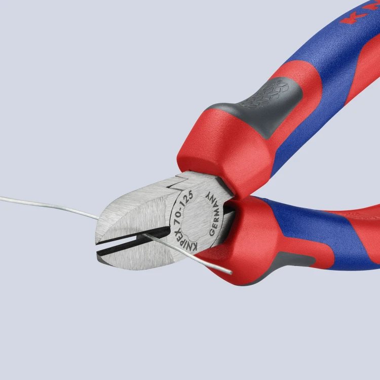 Szczypce tnące boczne do tworzywa, rękojeści dwukomponentowe Knipex 72 02 - w użyciu 2