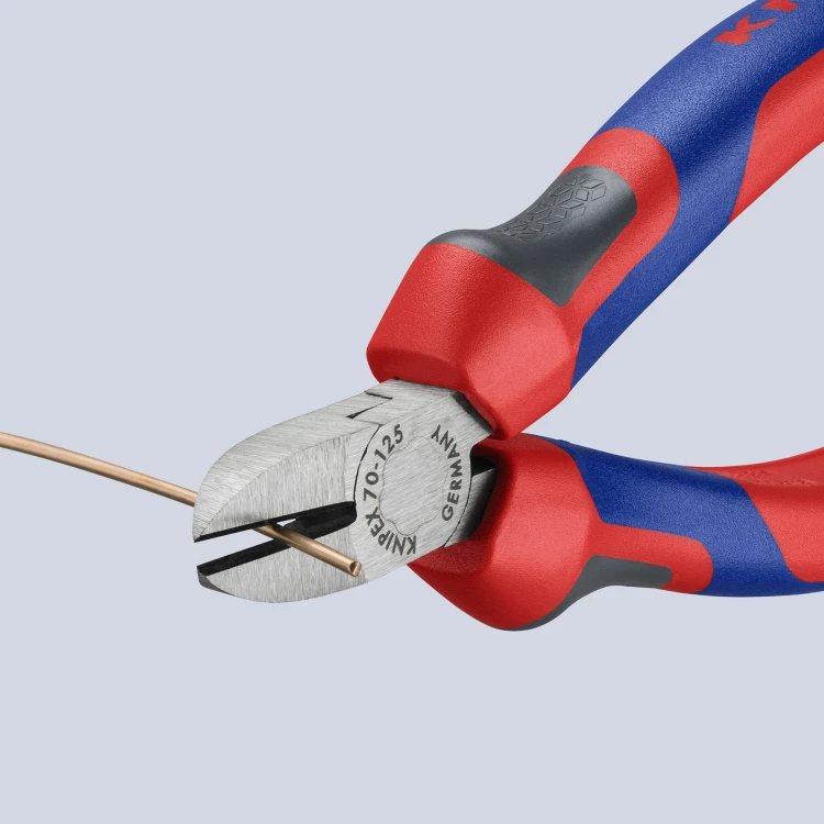 Szczypce tnące boczne do tworzywa, rękojeści dwukomponentowe Knipex 72 02 - w użyciu 1