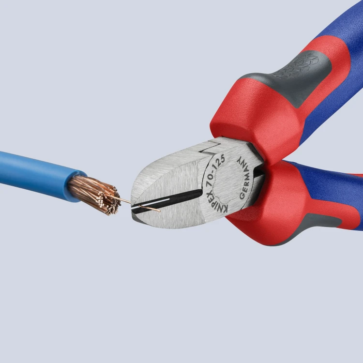 Szczypce tnące boczne do tworzywa, rękojeści dwukomponentowe Knipex 72 02 - w użyciu 4