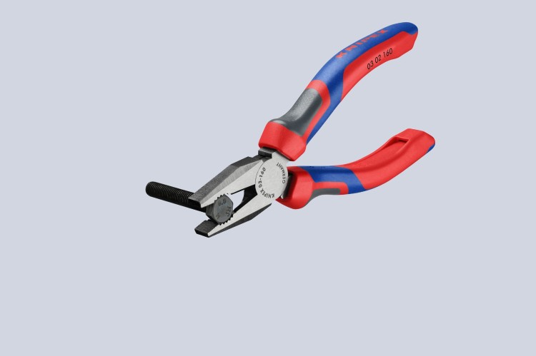 Szczypce uniwersalne (kombinerki), rękojeści dwukomponentowe Knipex 03 02 / 03 05 - w użyciu 1