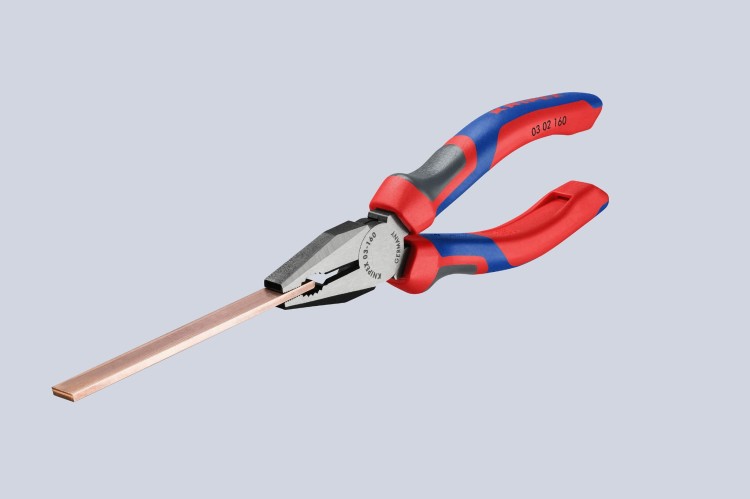 Szczypce uniwersalne (kombinerki), rękojeści dwukomponentowe Knipex 03 02 / 03 05 - w użyciu 2