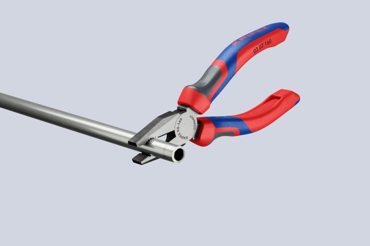 Szczypce uniwersalne (kombinerki), rękojeści dwukomponentowe Knipex 03 02 / 03 05 - w użyciu 3