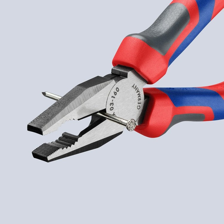 Szczypce uniwersalne (kombinerki), rękojeści dwukomponentowe Knipex 03 02 / 03 05 - w użyciu 5