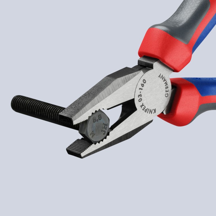 Szczypce uniwersalne (kombinerki), rękojeści dwukomponentowe Knipex 03 02 / 03 05 - podczas pracy - 1