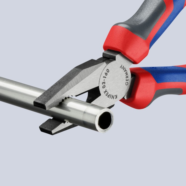 Szczypce uniwersalne (kombinerki), rękojeści dwukomponentowe Knipex 03 02 / 03 05 - podczas pracy 2