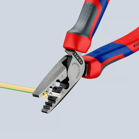 Szczypce zagniatające do tulejek kablowych, rękojeści dwukomponentowe Knipex 97 72 - w użyciu 3