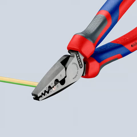 Szczypce zagniatające do tulejek kablowych, rękojeści dwukomponentowe Knipex 97 72 - w użyciu 4