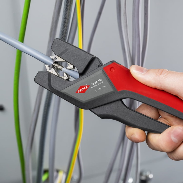 Ściągacz izolacji od 4,4 do 7,5 mm samonastawny 175 mm Knipex 12 74 180 - w użyciu 1