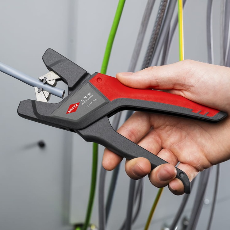 Ściągacz izolacji od 4,4 do 7,5 mm samonastawny 175 mm Knipex 12 74 180 - w użyciu 3