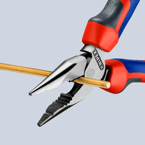 Szczypce uniwersalne (kombinerki) z ostro zakończonymi szczękami, dwukomponentowe Knipex 08 22 145 - w użyciu 1