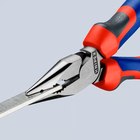 Szczypce uniwersalne (kombinerki) z ostro zakończonymi szczękami, dwukomponentowe Knipex 08 22 145 - w użyciu 2