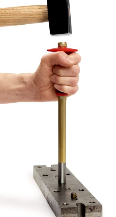 Wybijak walcowy do zawleczek XXL z ochraniaczem Rennsteig - w użyciu