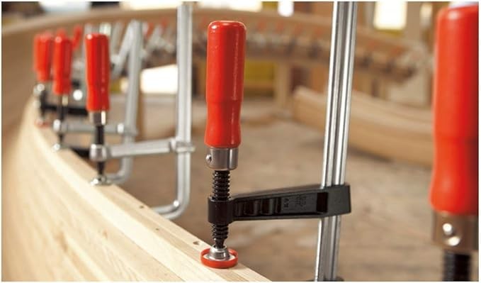 Pokrętło z rękojeścią drewnianą i stopką dociskową do zacisków Bessey TG/GZ/GMZ - w użyciu