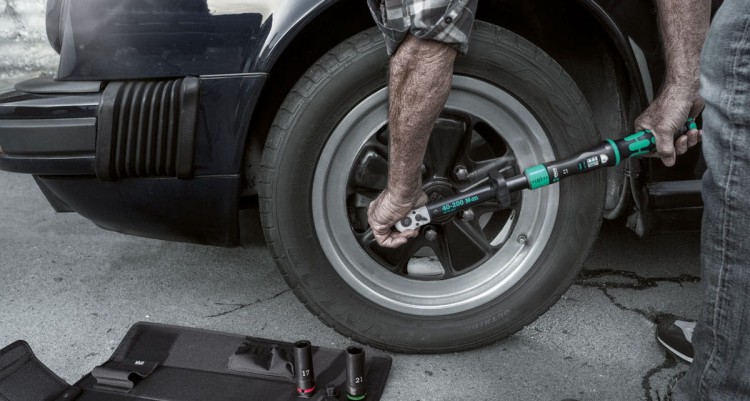 Zestaw narzędzi do wymiany kół samochodowych Click-Torque Lock C 3 Set 1 Wera - w użyciu