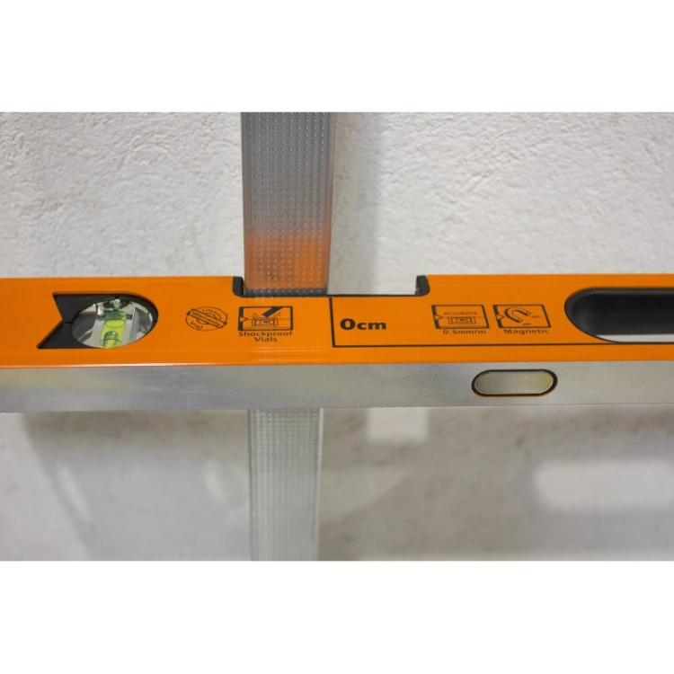 Poziomica aluminiowa 90 cm do suchej zabudowy Edma 175455 - w użyciu