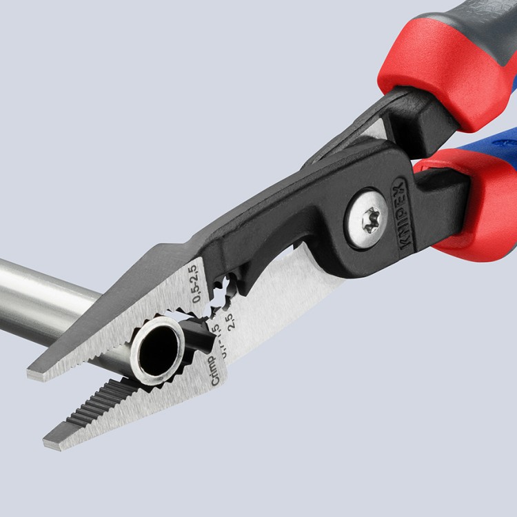 Szczypce wielofunkcyjne dla elektroinstalatorów Knipex 13 82 / 13 92 - w użyciu 1
