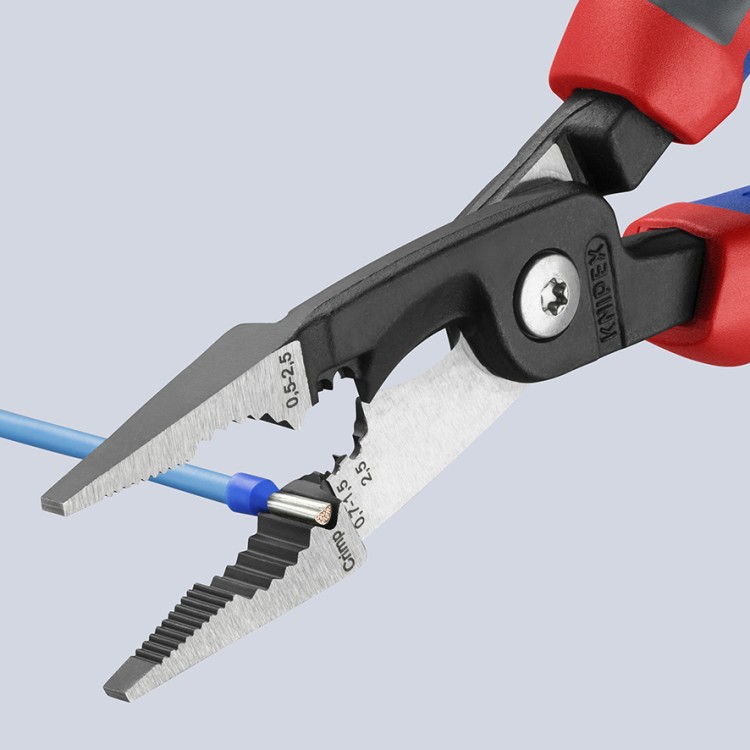 Szczypce wielofunkcyjne dla elektroinstalatorów Knipex 13 82 / 13 92 - w użyciu 2