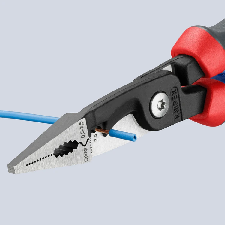 Szczypce wielofunkcyjne dla elektroinstalatorów Knipex 13 82 / 13 92 - w użyciu 3