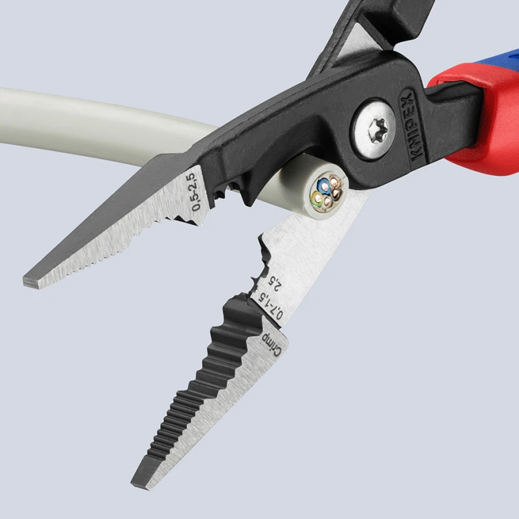 Szczypce wielofunkcyjne dla elektroinstalatorów Knipex 13 82 / 13 92 - w użyciu 5