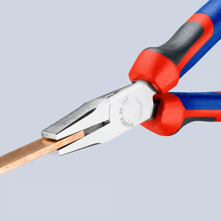 Szczypce płaskie, rękojeści dwukomponentowe Knipex 20 02 / 20 05  - w użyciu 1