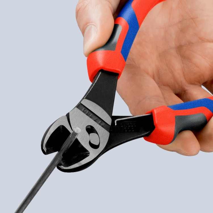 Szczypce tnące boczne (obcinaczki) wzmocnione ze sprężyną, rękojeści dwukomponentowe Knipex TwinForce 73 72 180 F  - w użyciu 1