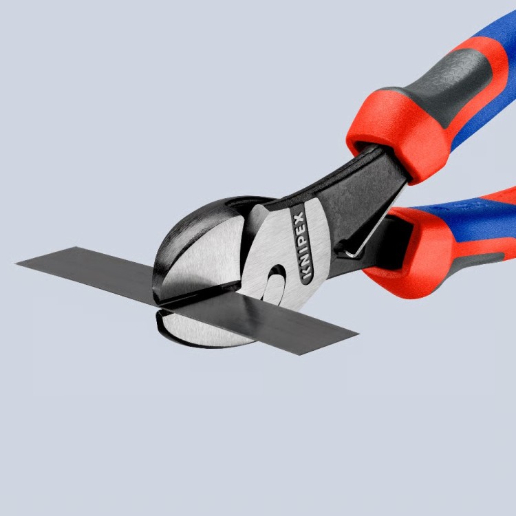 Szczypce tnące boczne (obcinaczki) wzmocnione ze sprężyną, rękojeści dwukomponentowe Knipex TwinForce 73 72 180 F  - w uzyciu 2