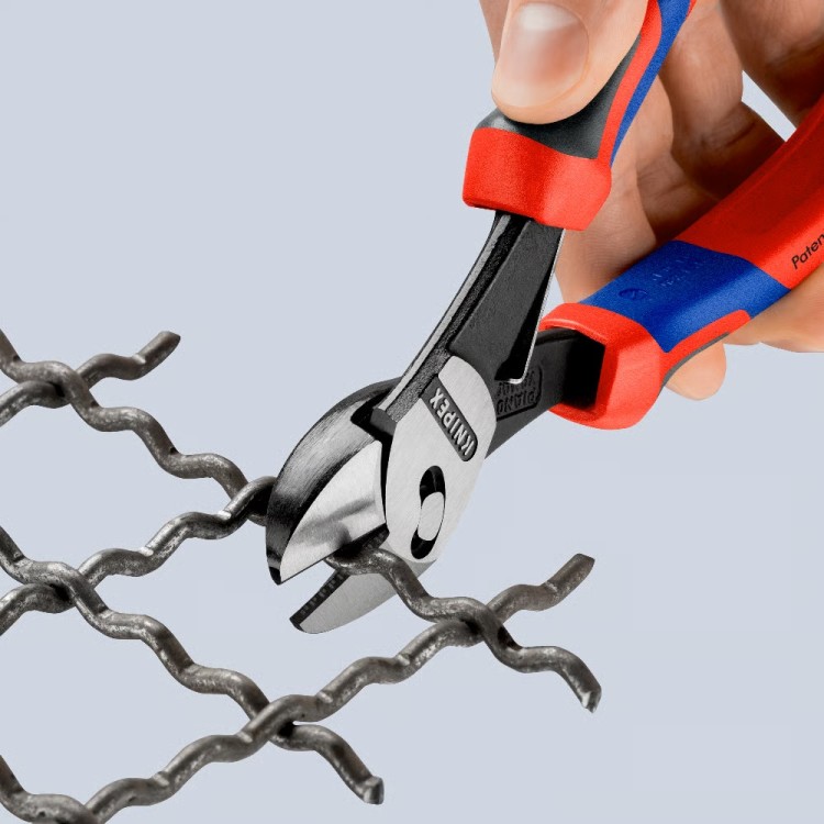 Szczypce tnące boczne (obcinaczki) wzmocnione ze sprężyną, rękojeści dwukomponentowe Knipex TwinForce 73 72 180 F  - w użyciu 3