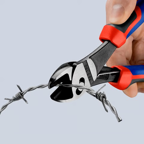 Szczypce tnące boczne (obcinaczki) wzmocnione ze sprężyną, rękojeści dwukomponentowe Knipex TwinForce 73 72 180 F  - w uzyciu 4