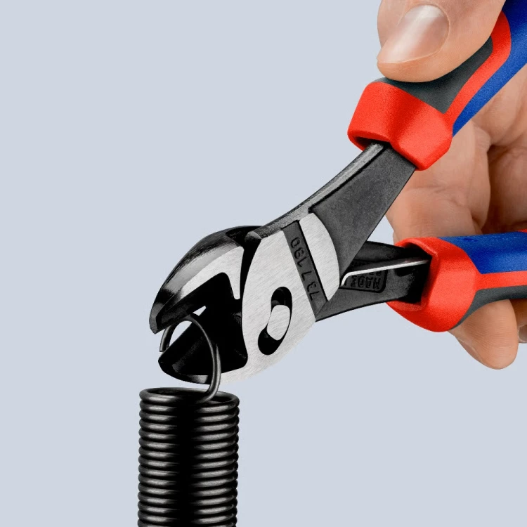 Szczypce tnące boczne (obcinaczki) wzmocnione ze sprężyną, rękojeści dwukomponentowe Knipex TwinForce 73 72 180 F  - w użyciu 4