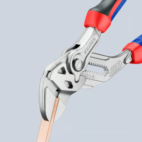 Szczypce-klucz nastawne do śrub i nakrętek, rękojeści dwukomponentowe Knipex 86 05 - w użyciu 2