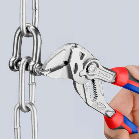 Szczypce-klucz nastawne do śrub i nakrętek, rękojeści dwukomponentowe Knipex 86 05 - w użyciu 3