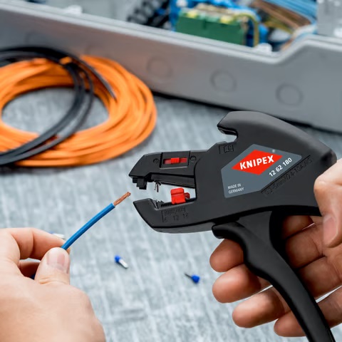 Ściągacz izolacji z przewodów 0,2-6,0 mm2 samonastawny Knipex 12 62 180 - w użyciu 1