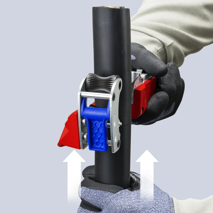 Przyrząd do usuwania zewnętrznej izolacji STX60 Knipex 16 45 220 - w użyciu 1