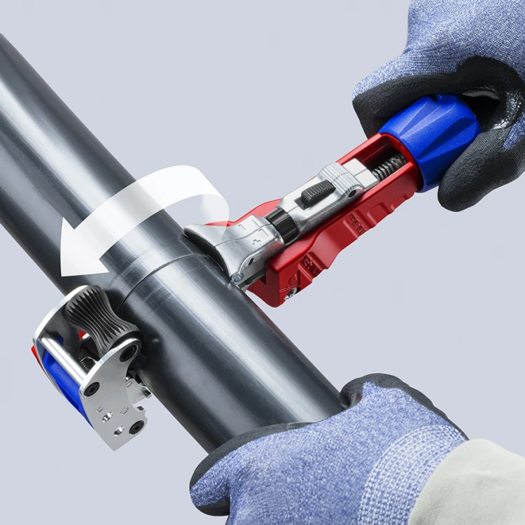 Przyrząd do usuwania zewnętrznej izolacji STX60 Knipex 16 45 220 - w użyciu 3