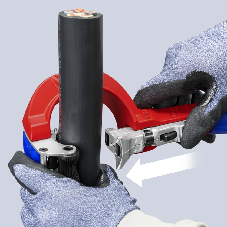 Przyrząd do usuwania zewnętrznej izolacji STX60 Knipex 16 45 220 - w użyciu 4