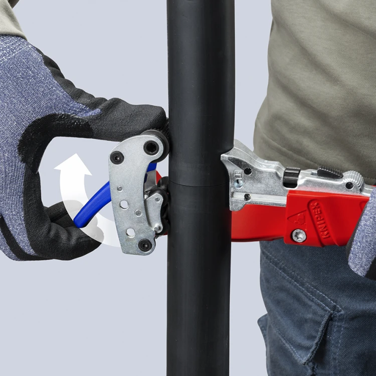 Przyrząd do usuwania zewnętrznej izolacji STX60 Knipex 16 45 220 - w użyciu 6