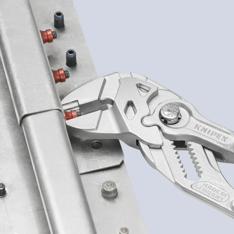 Szczypce-klucz do zagniatania kołnierzy aluminiowych Knipex - w użyciu 1