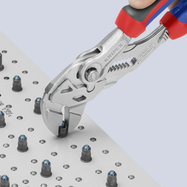 Szczypce-klucz do zagniatania kołnierzy aluminiowych Knipex - w użyciu 2