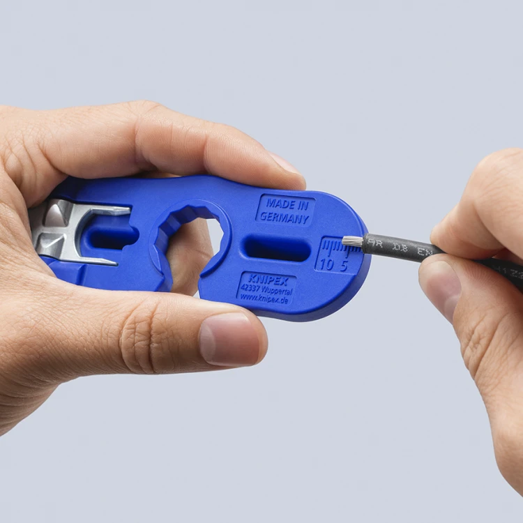 Zestaw narzędzi montażowych, do złączy fotowoltaicznych MC4/MC4 EVO 2 Knipex 97 49 66 3  - w użyciu 2