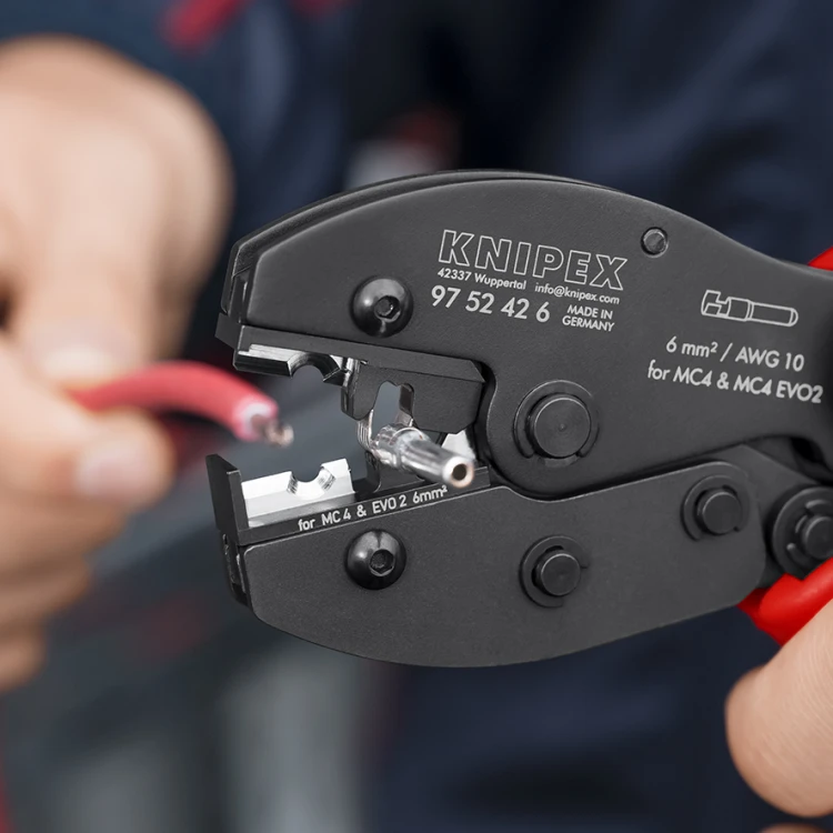 Szczypce do zagniatania łączy MC4 I MC4 EVO 2 Knipex - w użyciu 1