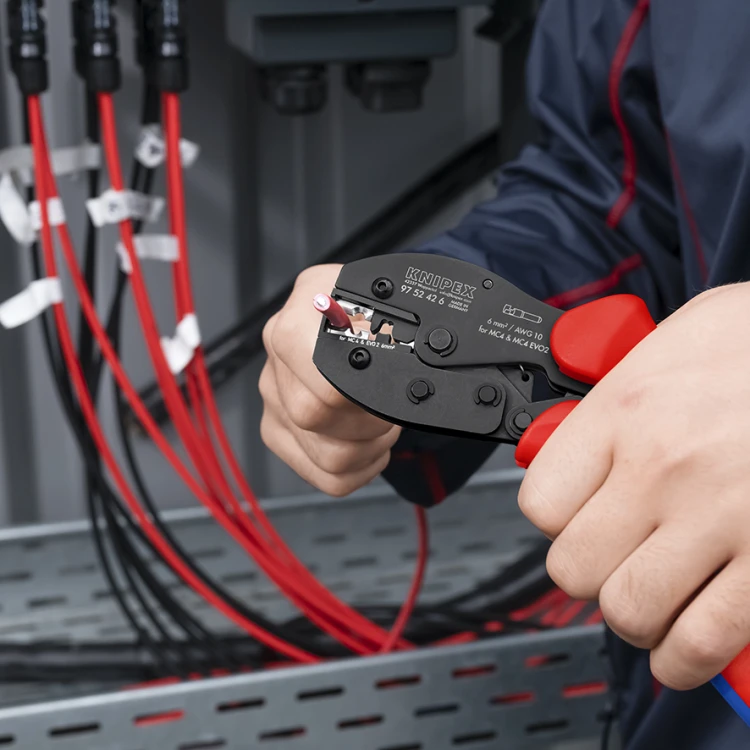 Szczypce do zagniatania łączy MC4 I MC4 EVO 2 Knipex - w użyciu 2