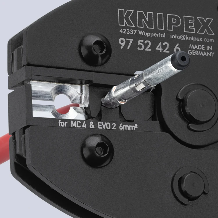 Szczypce do zagniatania łączy MC4 I MC4 EVO 2 Knipex - w użyciu 4